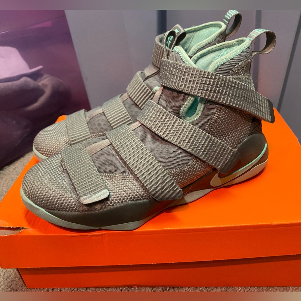Basketball sneaker